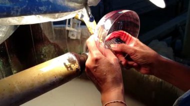 İşçiler üfleme cam ve yapımı cam ürünleri gösteren. Büyük bir sanat ve sofistike gerektirir.