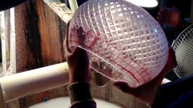 İşçiler üfleme cam ve yapımı cam ürünleri gösteren. Büyük bir sanat ve sofistike gerektirir.