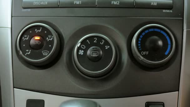 運転手の手で車のエアコンの温度を調整します — ストック動画