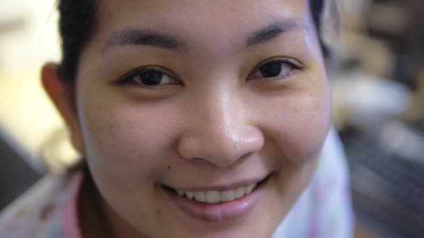 Εσωτερικη πορτρέτο της νεαρής γυναίκας Ασία χαμογελώντας με μαύρα μαλλιά που πνέει στον άνεμο ψάχνει και Θάμπωμα φόντου αργή κίνηση — Αρχείο Βίντεο