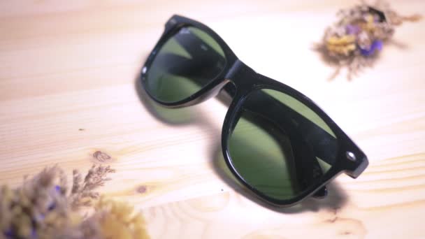 The man's hands are taking the sunglasses out of the table with soft focus scene. — Stock Video