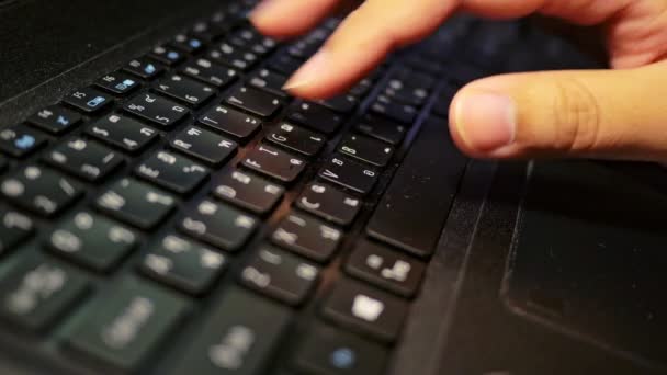 Zbliżenie dłoni mężczyzny wpisywanie liter na klawiaturze komputera przenośnego z nieostrość sceny. — Wideo stockowe