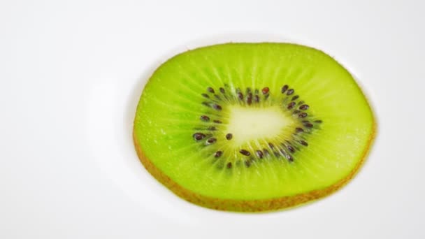 Fresh Kiwi Felie Rotește Încet Studio Detaliile — Videoclip de stoc