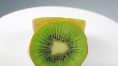 Taze kivi dilim yavaş yavaş ayrıntıları ile stüdyoda döndürme.