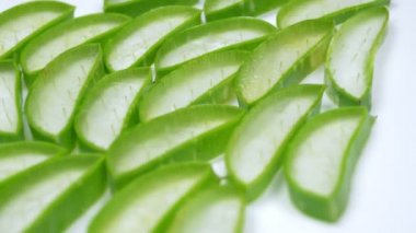 Taze aloe vera dilim yavaş yavaş ayrıntıları ile stüdyoda döndürme.