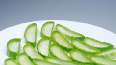 Taze aloe vera dilim yavaş yavaş ayrıntıları ile stüdyoda döndürme.