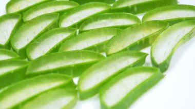 Taze aloe vera dilim yavaş yavaş ayrıntıları ile stüdyoda döndürme.