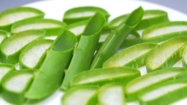 Taze aloe vera dilim yavaş yavaş ayrıntıları ile stüdyoda döndürme.