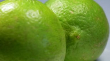Taze yeşil limon dilimi yavaşça ayrıntıları ile stüdyoda döndürme.