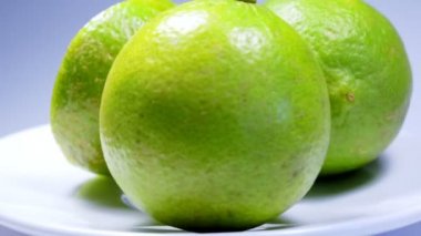 Taze yeşil limon dilimi yavaşça ayrıntıları ile stüdyoda döndürme.