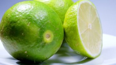 Taze yeşil limon dilimi yavaşça ayrıntıları ile stüdyoda döndürme.