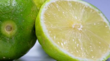 Taze yeşil limon dilimi yavaşça ayrıntıları ile stüdyoda döndürme.