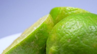 Taze yeşil limon dilimi yavaşça ayrıntıları ile stüdyoda döndürme.
