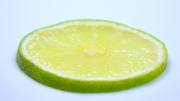 Färsk grön citron skiva roterar långsamt i studion med Detaljer. — Stockvideo