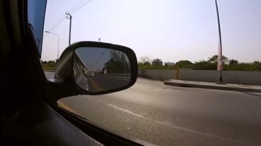 Yoldaki bir arabadan görüntü, hareket bulanıklığı