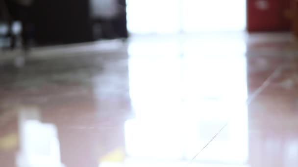 Mouvement lent du faisceau de documents tombant du haut vers le sol.