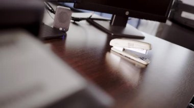 Ofisteki tablet bilgisayarda çalışan adamın görüntüsünü kapat