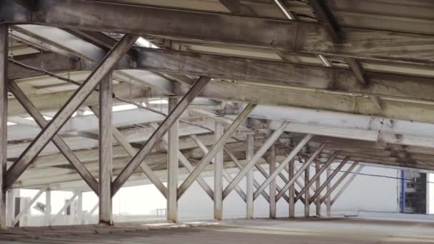 Die Stahlkonstruktion Von Dächern Die Mit Solarzellen Auf Hohen Gebäuden — Stockvideo