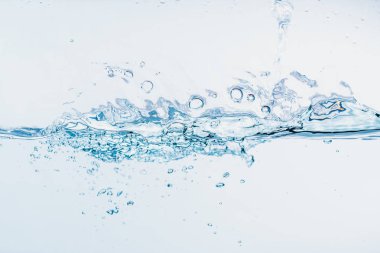 Beyaz arka plan üzerinde izole şekil oluşturan su sıçraması yakın su sıçraması.