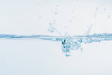 Beyaz arka plan üzerinde izole şekil oluşturan su sıçraması yakın su sıçraması.