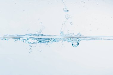 Beyaz arka plan üzerinde izole şekil oluşturan su sıçraması yakın su sıçraması.