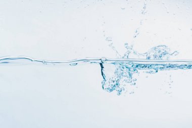 Beyaz arka plan üzerinde izole şekil oluşturan su sıçraması yakın su sıçraması.