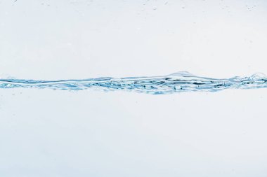 Beyaz arka plan üzerinde izole şekil oluşturan su sıçraması yakın su sıçraması.