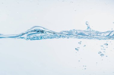 Beyaz arka plan üzerinde izole şekil oluşturan su sıçraması yakın su sıçraması.