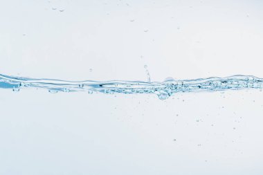 Beyaz arka plan üzerinde izole şekil oluşturan su sıçraması yakın su sıçraması.