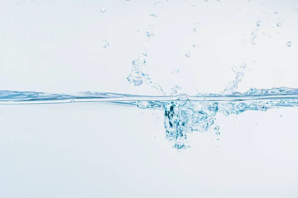 Wasserspritzer aus nächster Nähe von Wasserspritzern, die sich auf weißem Hintergrund isoliert bilden. — Stockfoto