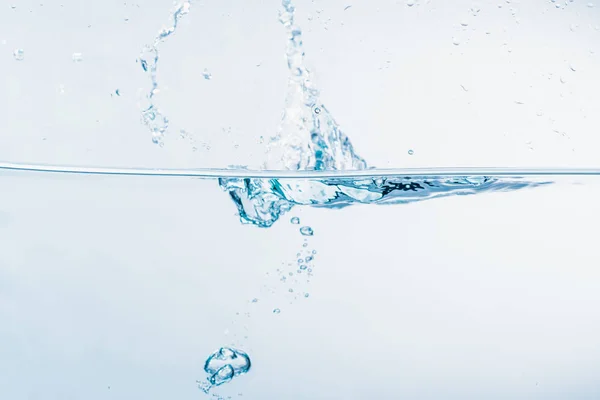 Water splash close-up van splash van water vormen vorm geïsoleerd op witte achtergrond. — Stockfoto