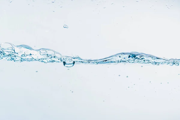 Water splash close-up van splash van water vormen vorm geïsoleerd op witte achtergrond. — Stockfoto