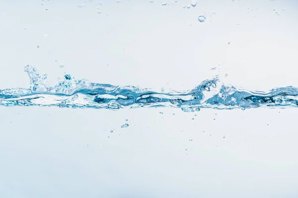 Water splash close-up van splash van water vormen vorm geïsoleerd op witte achtergrond. — Stockfoto