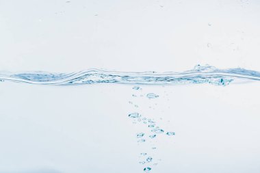 Beyaz arka plan üzerinde izole şekil oluşturan su sıçraması yakın su sıçraması.