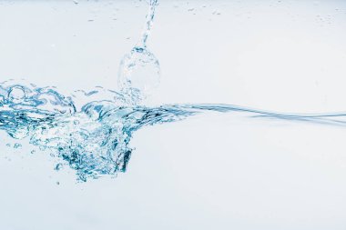 Beyaz arka plan üzerinde izole şekil oluşturan su sıçraması yakın su sıçraması.