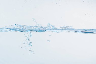 Beyaz arka plan üzerinde izole şekil oluşturan su sıçraması yakın su sıçraması.