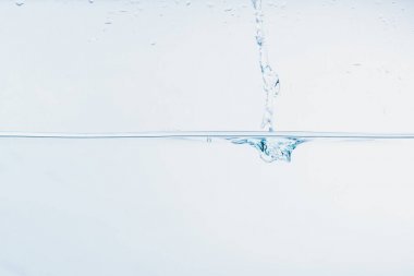 Beyaz arka plan üzerinde izole şekil oluşturan su sıçraması yakın su sıçraması.