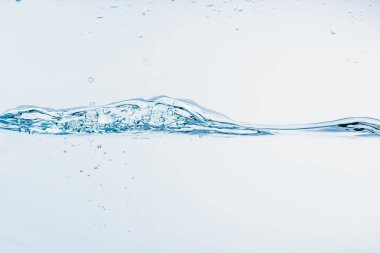 Beyaz arka plan üzerinde izole şekil oluşturan su sıçraması yakın su sıçraması.