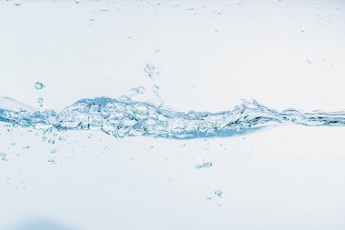Beyaz arka plan üzerinde izole şekil oluşturan su sıçraması yakın su sıçraması.