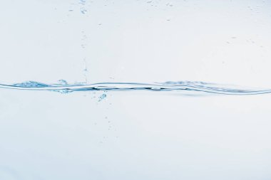 Beyaz arka plan üzerinde izole şekil oluşturan su sıçraması yakın su sıçraması.