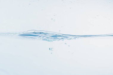 Beyaz arka plan üzerinde izole şekil oluşturan su sıçraması yakın su sıçraması.