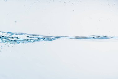 Beyaz arka plan üzerinde izole şekil oluşturan su sıçraması yakın su sıçraması.