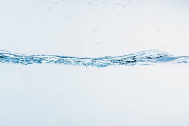 Beyaz arka plan üzerinde izole şekil oluşturan su sıçraması yakın su sıçraması.