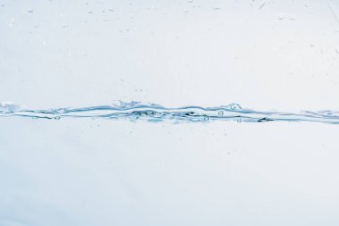Beyaz arka plan üzerinde izole şekil oluşturan su sıçraması yakın su sıçraması.