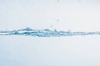 Beyaz arka plan üzerinde izole şekil oluşturan su sıçraması yakın su sıçraması.