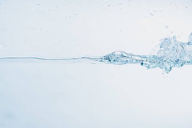 Beyaz arka plan üzerinde izole şekil oluşturan su sıçraması yakın su sıçraması.