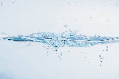 Beyaz arka plan üzerinde izole şekil oluşturan su sıçraması yakın su sıçraması.