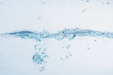 Beyaz arka plan üzerinde izole şekil oluşturan su sıçraması yakın su sıçraması.