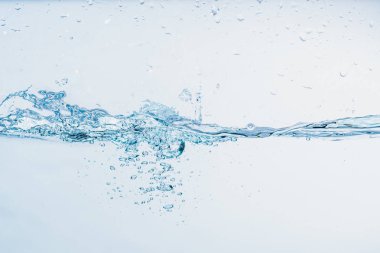 Beyaz arka plan üzerinde izole şekil oluşturan su sıçraması yakın su sıçraması.