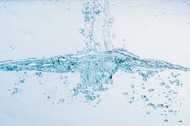Beyaz arka plan üzerinde izole şekil oluşturan su sıçraması yakın su sıçraması.